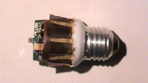 Разломанный корпус лампы OSRAM AA55547 с залитой платой драйвера