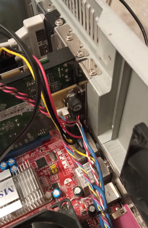 Плата управления вентиляторами с питанием от molex.Смонтирована в ПК