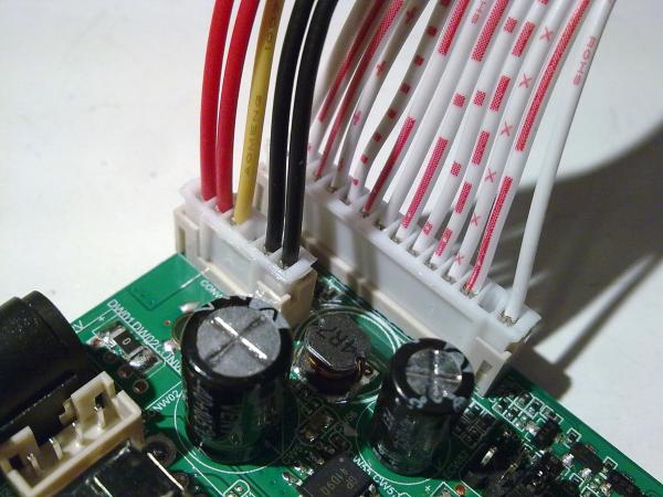 Вытаскивание жёлтого провода из штекера